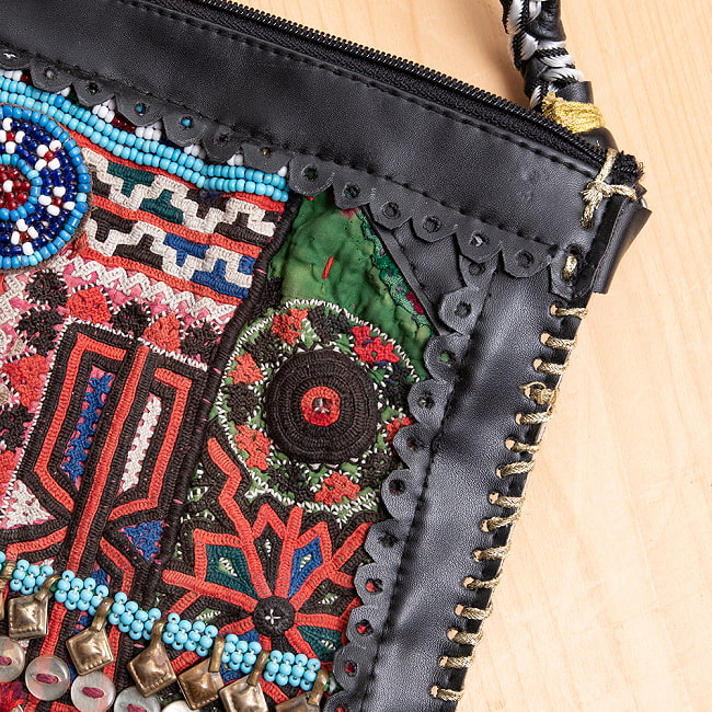【一点物】アラブコインとトライバル刺繍のレザーショルダーバッグ 大きめブラック 3 - 拡大してみました