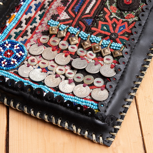 【一点物】アラブコインとトライバル刺繍のレザーショルダーバッグ 大きめブラック 4 - ハンドメイドで丁寧に作られています