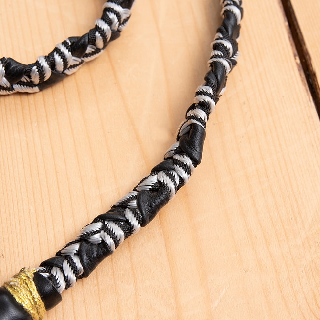 【一点物】アラブコインとトライバル刺繍のレザーショルダーバッグ 大きめブラック 7 - ストラップはレザーとナイロンテープを編み込んでいます