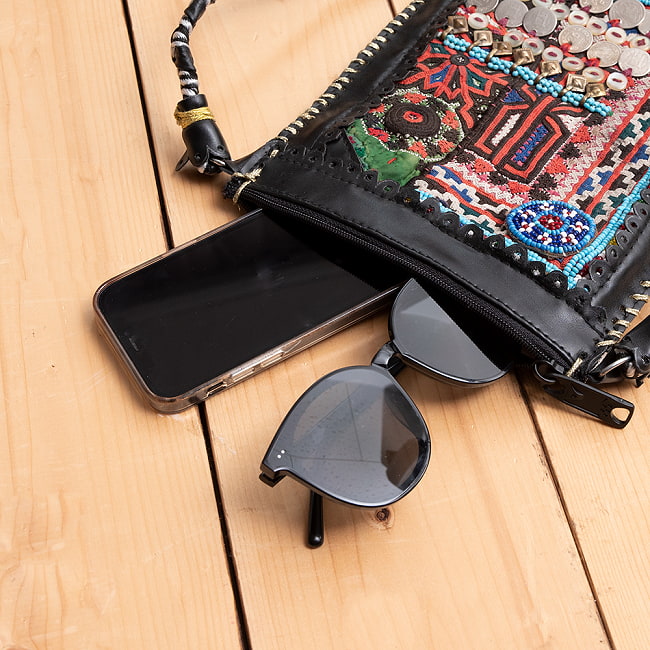 【一点物】アラブコインとトライバル刺繍のレザーショルダーバッグ 大きめブラック 8 - スマホを入れるとこのような感じです
