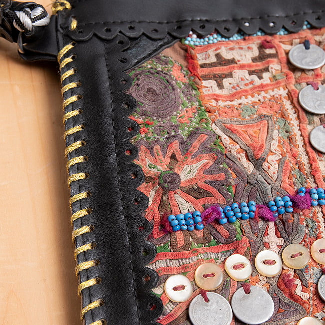 【一点物】アラブコインとトライバル刺繍のレザーショルダーバッグ ブラックA 3 - 拡大してみました