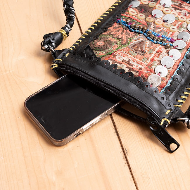 【一点物】アラブコインとトライバル刺繍のレザーショルダーバッグ ブラックA 8 - スマホを入れるとこのような感じです