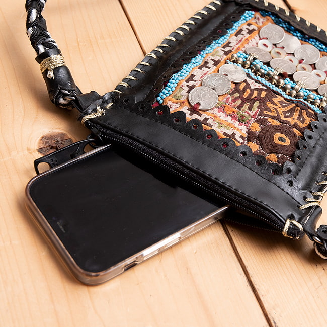 【一点物】アラブコインとトライバル刺繍のレザーショルダーバッグ ブラックB 8 - スマホを入れるとこのような感じです