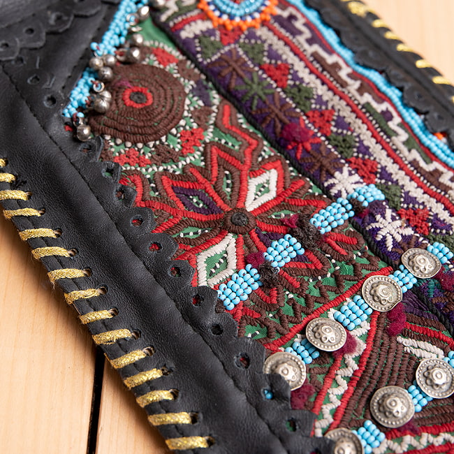 【一点物】アラブコインとトライバル刺繍のレザーショルダーバッグ ブラックC 4 - ハンドメイドで丁寧に作られています