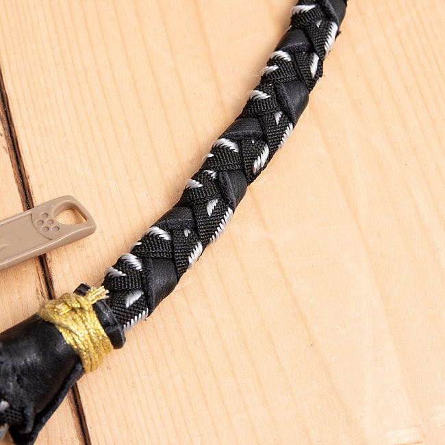 【一点物】アラブコインとトライバル刺繍のレザーショルダーバッグ ブラックC 7 - ストラップはレザーとナイロンテープを編み込んでいます