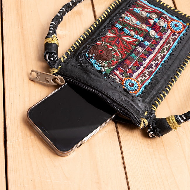【一点物】アラブコインとトライバル刺繍のレザーショルダーバッグ ブラックC 8 - スマホを入れるとこのような感じです