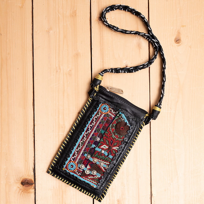 【一点物】アラブコインとトライバル刺繍のレザーショルダーバッグ ブラックCの写真