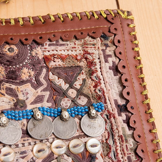 【一点物】アラブコインとトライバル刺繍のクラッチバッグ キャメル 3 - 拡大してみました