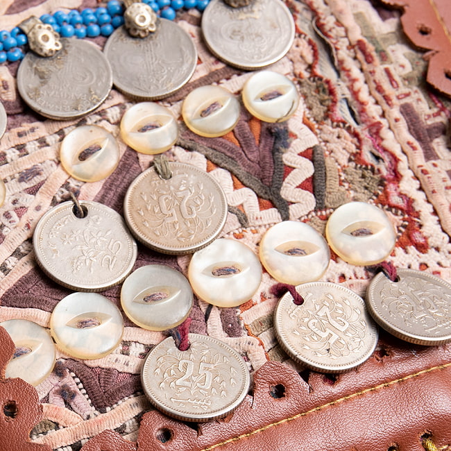 【一点物】アフガンコインとトライバル刺繍のクラッチバッグ　キャメル 4 - ハンドメイドで丁寧に作られています