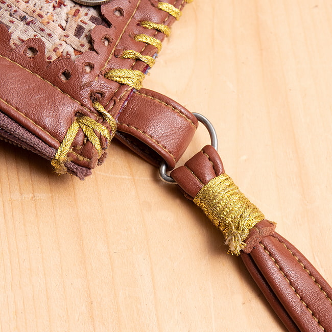 【一点物】アラブコインとトライバル刺繍のクラッチバッグ キャメル 7 - ストラップはレザーになります