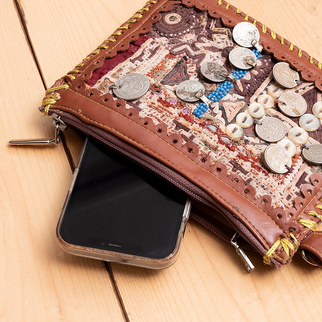 【一点物】アラブコインとトライバル刺繍のクラッチバッグ キャメル 8 - スマホを入れるとこのような感じです