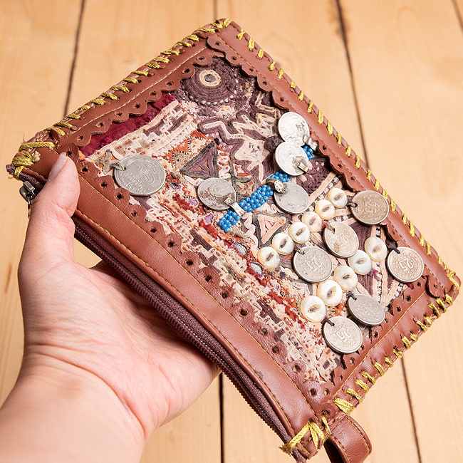 【一点物】アラブコインとトライバル刺繍のクラッチバッグ キャメル 9 - 手に持ってみました