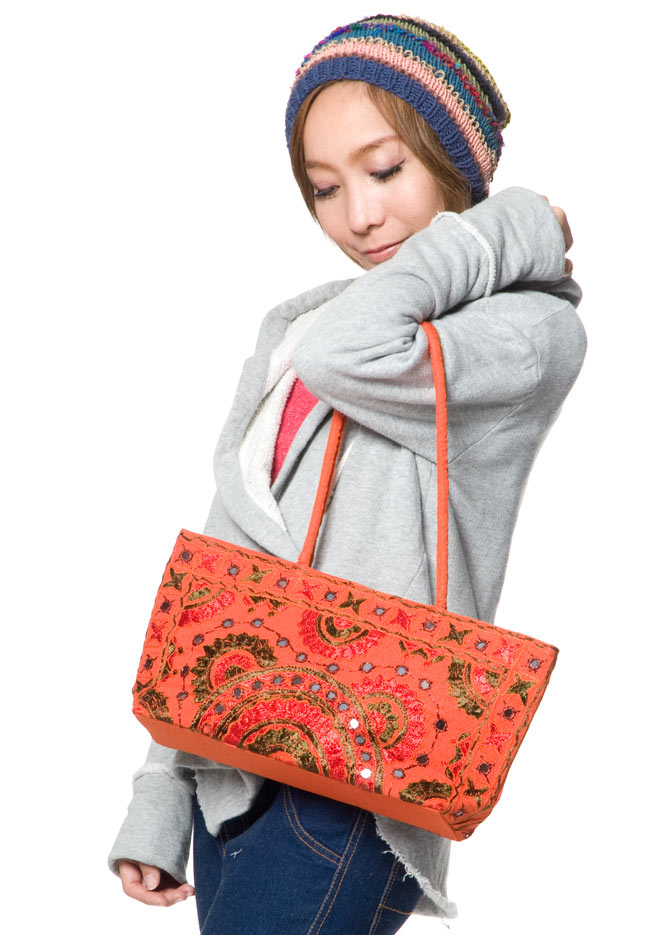 ラジャスタン刺繍ミラー付きバッグ - オレンジ 2 - モデルさんの使用例です