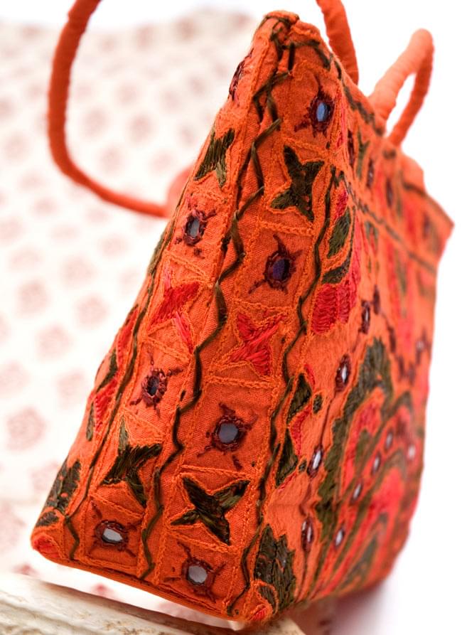 ラジャスタン刺繍ミラー付きバッグ - オレンジ 4 - 横から写した写真です