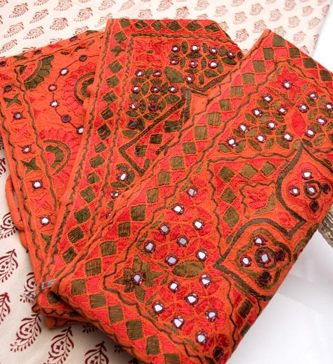 ラジャスタン刺繍ミラー付きバッグ - オレンジ 6 - 手作りの刺繍物の為、それぞれ模様が異なるアソート品となります。どちらもとっても素敵な刺繍が施されております。