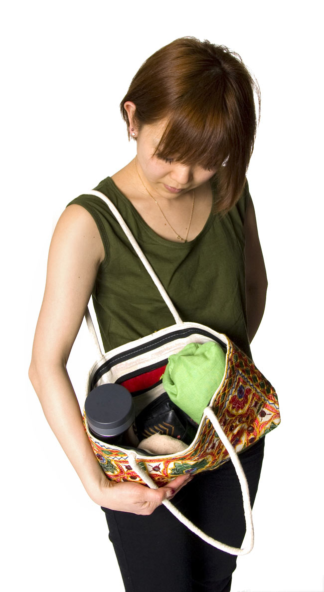 ラジャスタン刺繍ミラー付きバッグ - オレンジ 9 - 中に色々入れてみました。普段使いにもぴったりです。
また、ファスナーにちょっと癖があり、最後まで開いて全開にすると、少し締まりづらくなる癖があります。最後の部分まで開かないで、ちょっと残しておけば問題なくご利用いただけます。e
