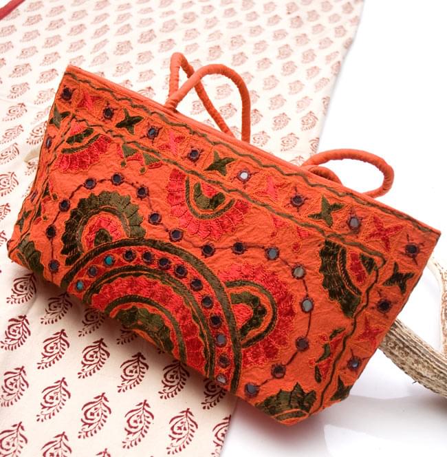 ラジャスタン刺繍ミラー付きバッグ - オレンジの写真