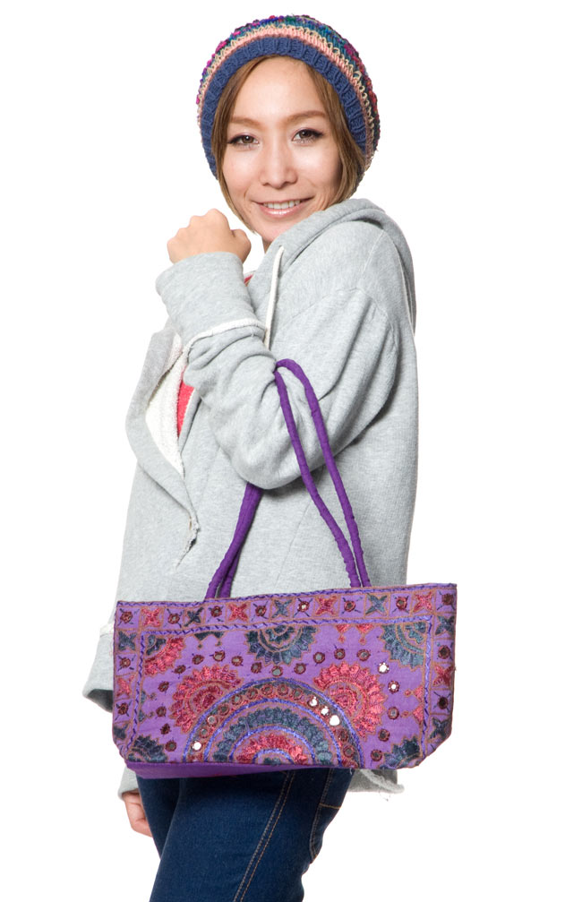 ラジャスタン刺繍ミラー付きバッグ - 紫 2 - モデルさんの使用例です