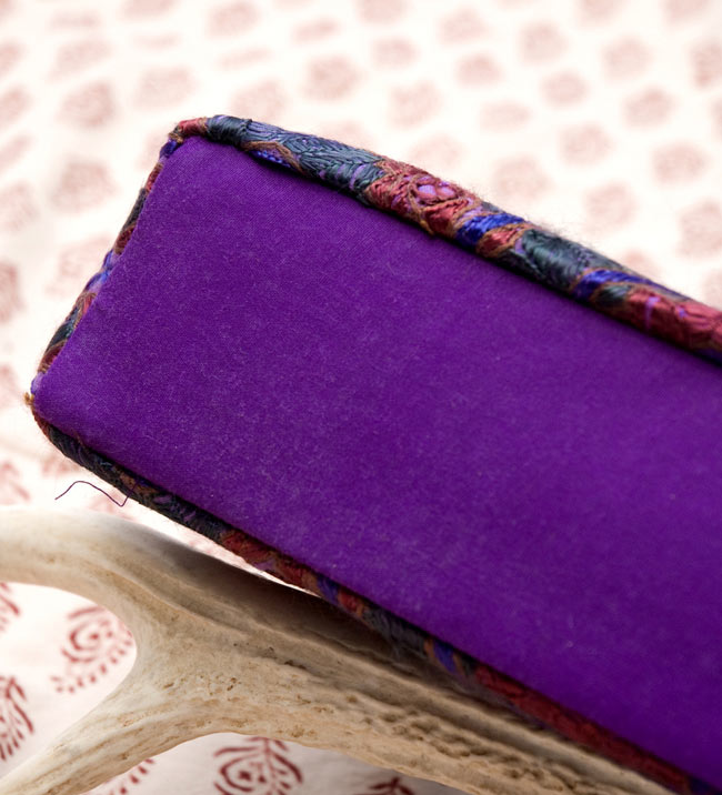 ラジャスタン刺繍ミラー付きバッグ - 紫 3 - 見えにくい底の部分も、ちゃんと同色でしっかりとしたマチが付いております。