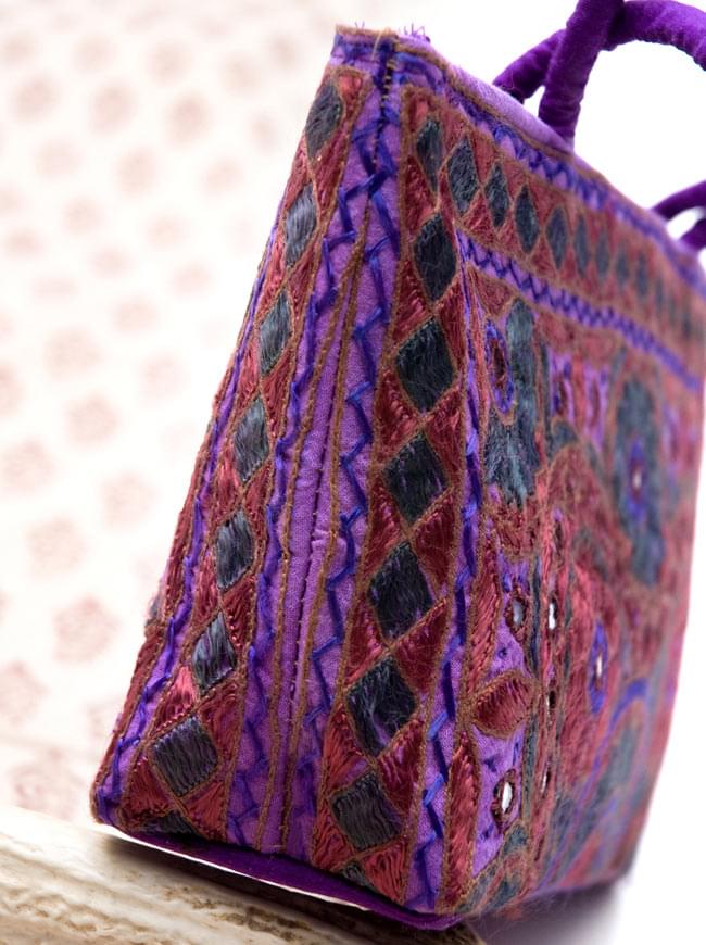 ラジャスタン刺繍ミラー付きバッグ - 紫 4 - 横から写した写真です