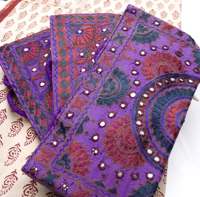 ラジャスタン刺繍ミラー付きバッグ - 紫 6 - 手作りの刺繍物の為、それぞれ模様が異なるアソート品となります。どちらもとっても素敵な刺繍が施されております。