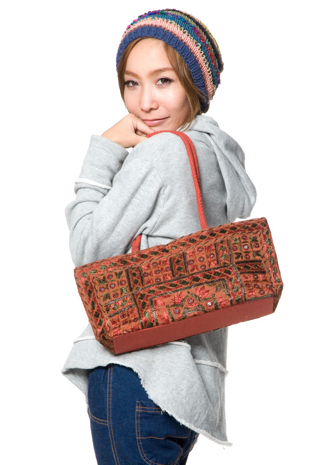 ラジャスタン刺繍ミラー付きバッグ - 茶色 2 - モデルさんの使用例です