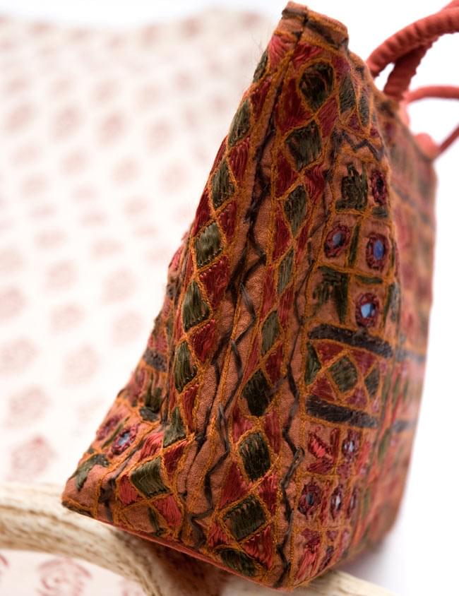 ラジャスタン刺繍ミラー付きバッグ - 茶色 4 - 横から写した写真です