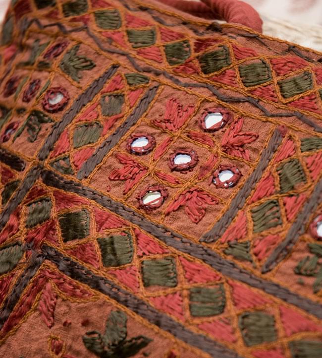 ラジャスタン刺繍ミラー付きバッグ - 茶色 5 - 拡大写真です。きちんとした刺繍にミラーがはめ込まれていて、光があたると綺麗なのも特徴です。かなり手間をかけているのが分かります。