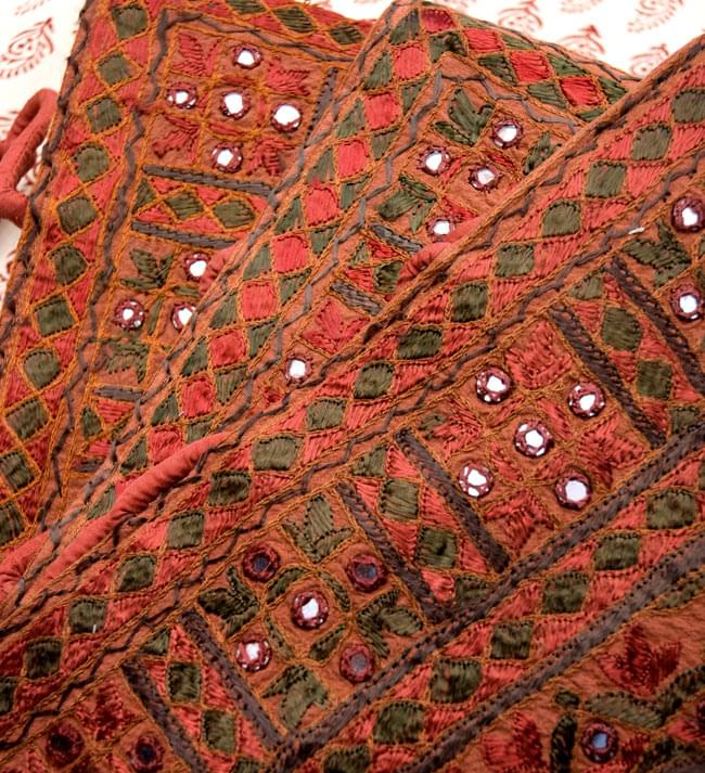 ラジャスタン刺繍ミラー付きバッグ - 茶色 6 - 手作りの刺繍物の為、それぞれ模様が異なるアソート品となります。どちらもとっても素敵な刺繍が施されております。
