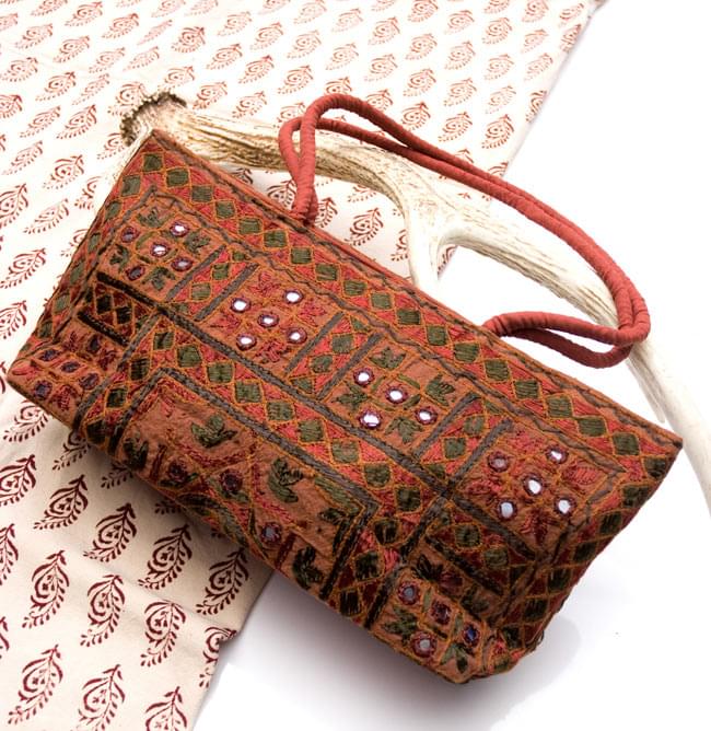 ラジャスタン刺繍ミラー付きバッグ - 茶色の写真