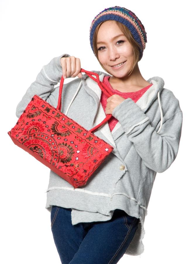 ラジャスタン刺繍ミラー付きバッグ - 朱色 2 - モデルさんの使用例です