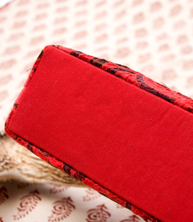 ラジャスタン刺繍ミラー付きバッグ - 朱色 3 - 見えにくい底の部分も、ちゃんと同色でしっかりとしたマチが付いております。