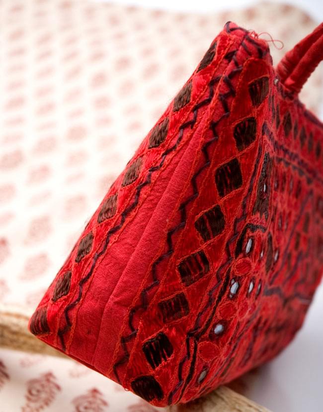 ラジャスタン刺繍ミラー付きバッグ - 朱色 4 - 横から写した写真です