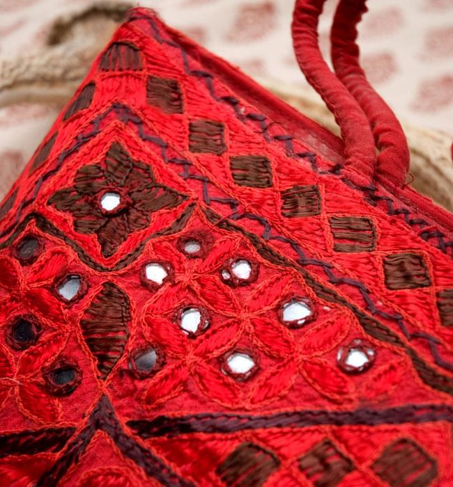 ラジャスタン刺繍ミラー付きバッグ - 朱色 5 - 拡大写真です。きちんとした刺繍にミラーがはめ込まれていて、光があたると綺麗なのも特徴です。かなり手間をかけているのが分かります。