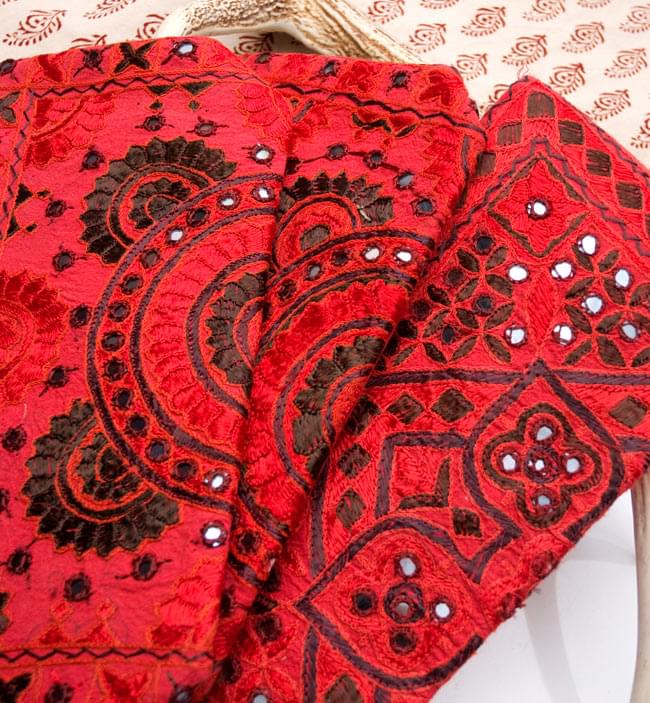 ラジャスタン刺繍ミラー付きバッグ - 朱色 6 - 手作りの刺繍物の為、それぞれ模様が異なるアソート品となります。どちらもとっても素敵な刺繍が施されております。