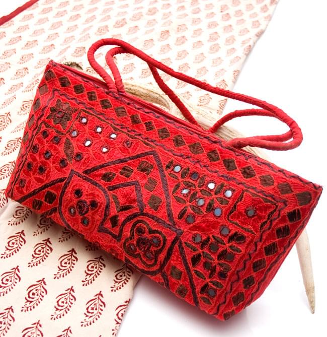 ラジャスタン刺繍ミラー付きバッグ - 朱色の写真