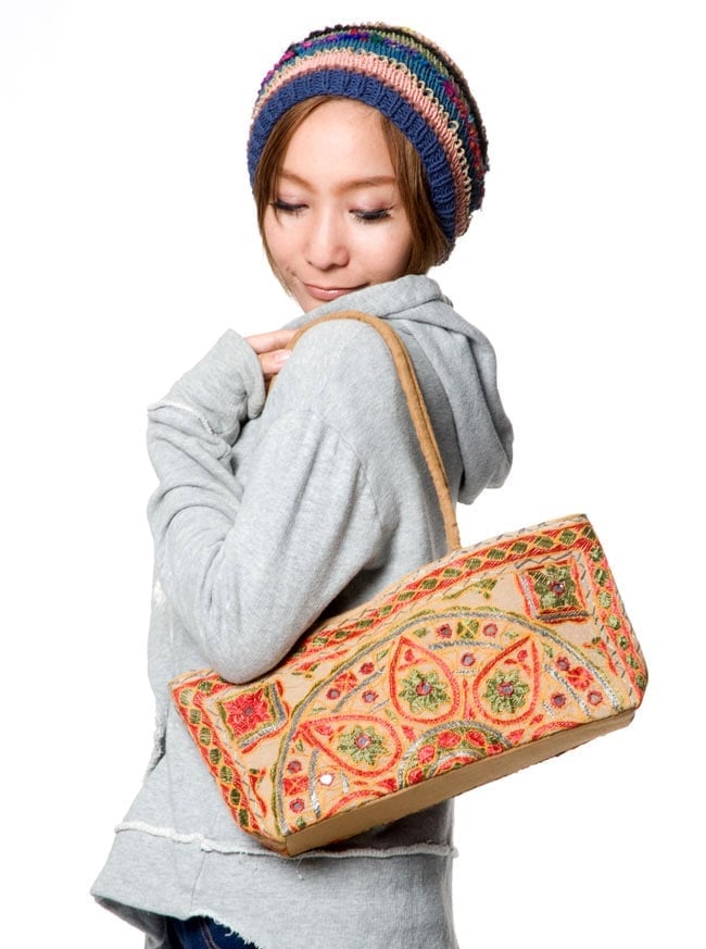 ラジャスタン刺繍ミラー付きバッグ - オリーブグリーン 2 - 同ジャンル品のモデルさん使用例です