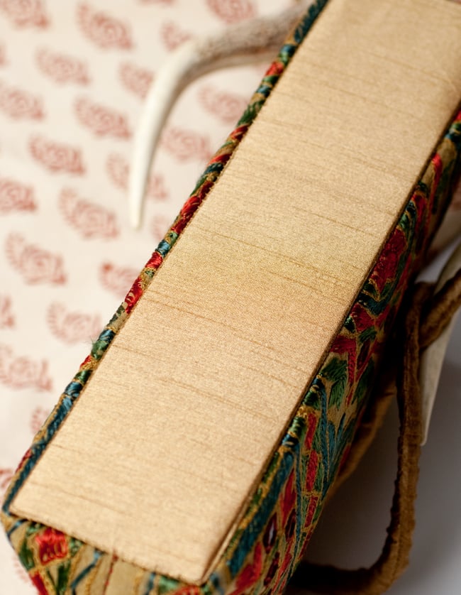 ラジャスタン刺繍ミラー付きバッグ - オリーブグリーン 3 - 見えにくい底の部分も、ちゃんと同色でしっかりとしたマチが付いております。