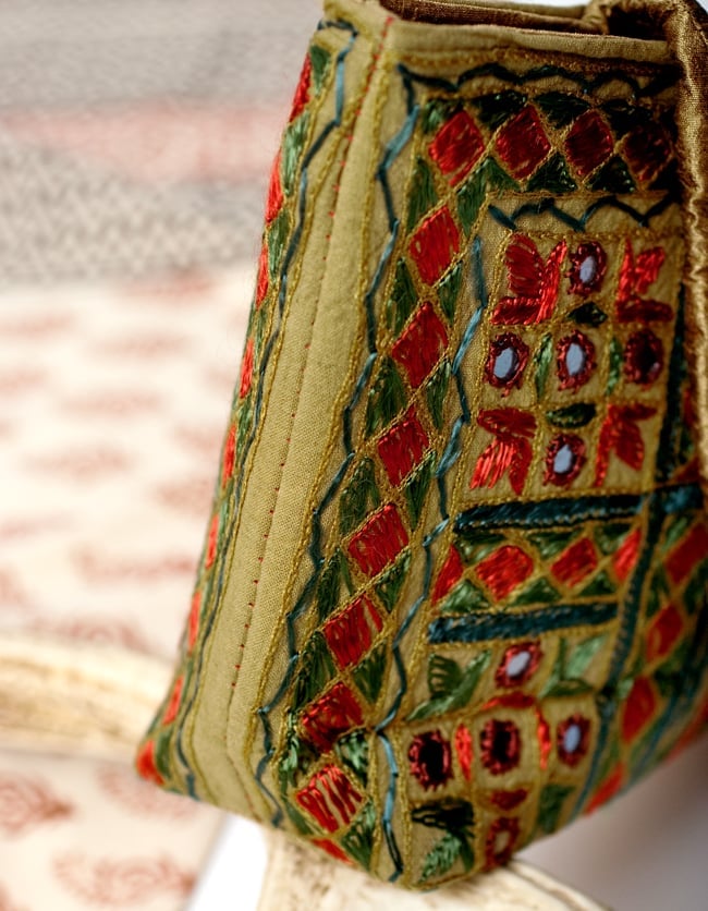 ラジャスタン刺繍ミラー付きバッグ - オリーブグリーン 4 - 横から写した写真です