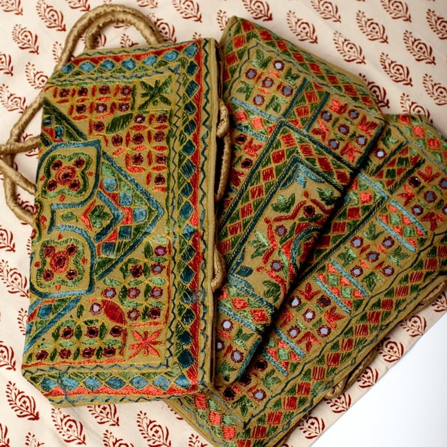ラジャスタン刺繍ミラー付きバッグ - オリーブグリーン 6 - 手作りの刺繍物の為、それぞれ模様が異なるアソート品となります。どちらもとっても素敵な刺繍が施されております。