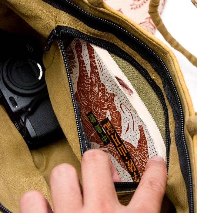 ラジャスタン刺繍ミラー付きバッグ - オリーブグリーン 8 - なんと内ポケットも付いています。大きさは文庫本がぴったり入るぐらいです。