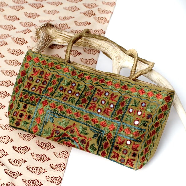 ラジャスタン刺繍ミラー付きバッグ - オリーブグリーンの写真