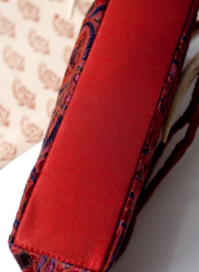 ラジャスタン刺繍ミラー付きバッグ - 葡萄色 3 - 見えにくい底の部分も、ちゃんと同色でしっかりとしたマチが付いております。