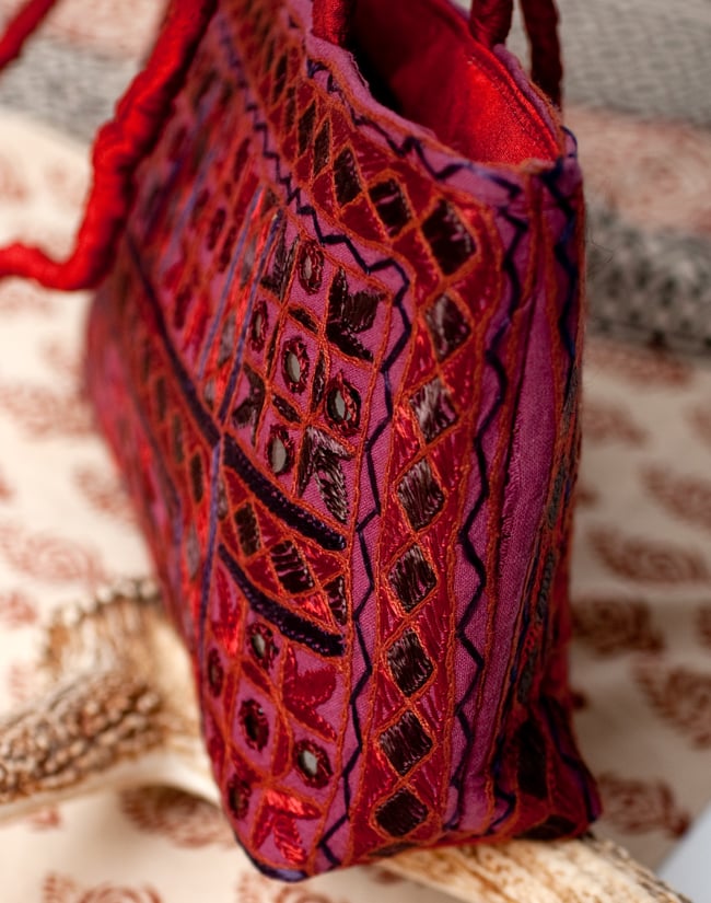ラジャスタン刺繍ミラー付きバッグ - 葡萄色 4 - 横から写した写真です