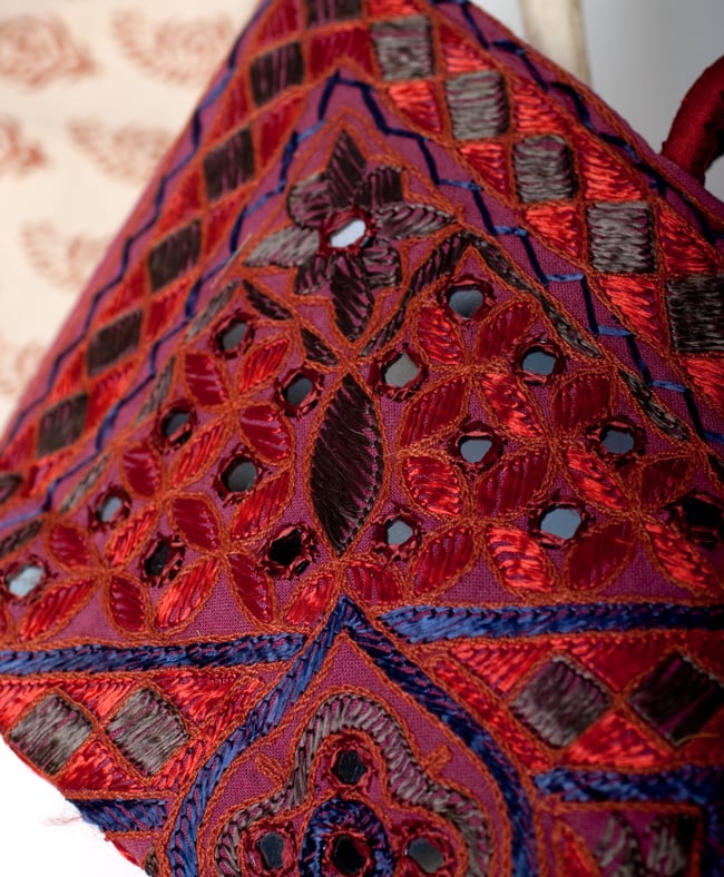 ラジャスタン刺繍ミラー付きバッグ - 葡萄色 5 - 拡大写真です。きちんとした刺繍にミラーがはめ込まれていて、光があたると綺麗なのも特徴です。かなり手間をかけているのが分かります。