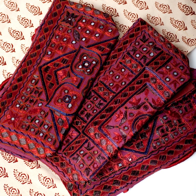 ラジャスタン刺繍ミラー付きバッグ - 葡萄色 6 - 手作りの刺繍物の為、それぞれ模様が異なるアソート品となります。どちらもとっても素敵な刺繍が施されております。