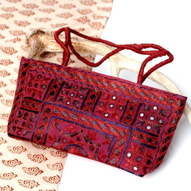 ラジャスタン刺繍ミラー付きバッグ - 葡萄色の写真