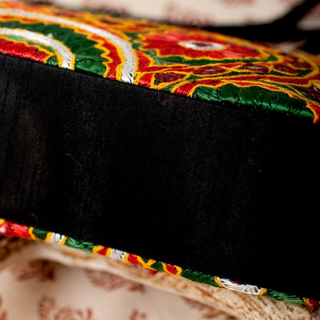 ラジャスタン刺繍ミラー付きバッグ - 黒色 3 - 見えにくい底の部分も、ちゃんと同色でしっかりとしたマチが付いております。