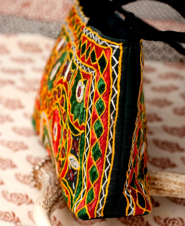 ラジャスタン刺繍ミラー付きバッグ - 黒色 4 - 横から写した写真です