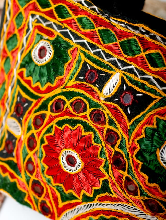 ラジャスタン刺繍ミラー付きバッグ - 黒色 5 - 拡大写真です。きちんとした刺繍にミラーがはめ込まれていて、光があたると綺麗なのも特徴です。かなり手間をかけているのが分かります。